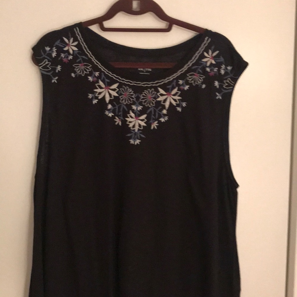 Short sleeve long embroidered t-shirt